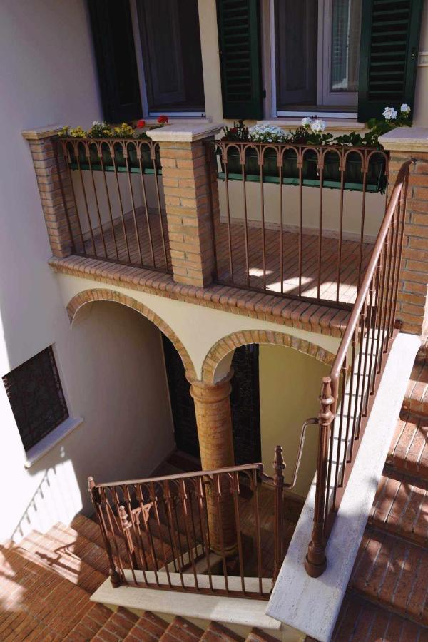 Palazzo signorile di oltre 520 mq fronte Cattedrale ad Atri Città darte Exterior foto
